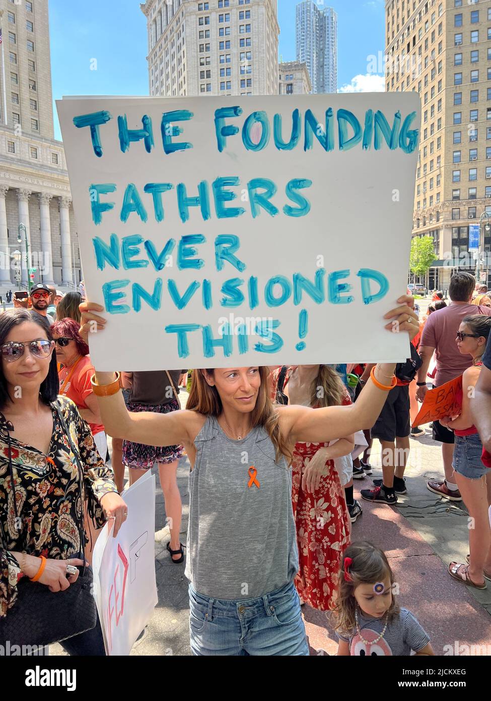 Les mamans exigent action NYC commémorent Wear Orange avec son rassemblement annuel et sa marche pour la réforme de la loi sur les armes à feu à Solidarnosc avec les survivants de la violence des armes à feu de Foley Square dans le bas de Manhattan, en face du pont de Brooklyn. Banque D'Images