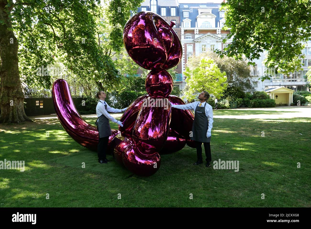 Le 28 juin Jeff Koons sculpture séminale Balloon Monkey ( Magenta ) 2006-13 estimation £6 000 000-£10 000 000 sera présenté à la vente à Christie's par Victor et Olena Pinchuk pour recueillir des fonds essentiels pour l'aide humanitaire pour l'Ukraine. Les procédures seront utilisées pour aider les soldats et les civils gravement blessés par la guerre qui ont besoin d'urgence de prothèses , le traitement médical et la réadaptation pour récupérer autant de qualité de vie que possible. représentant l'innocence et la joie de l'enfance pour les enfants et les adultes .. Banque D'Images