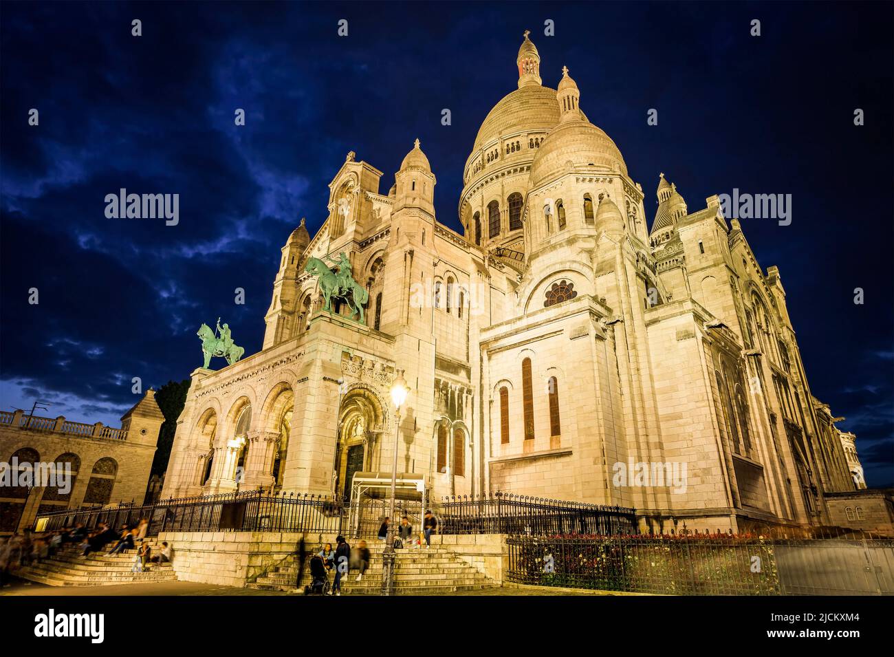 Basilique du Sacré-cœur (basilique du Sacré-cœur) à l'heure bleue. Photo prise le 24th avril 2022 à Montmartre, Paris, France. Banque D'Images