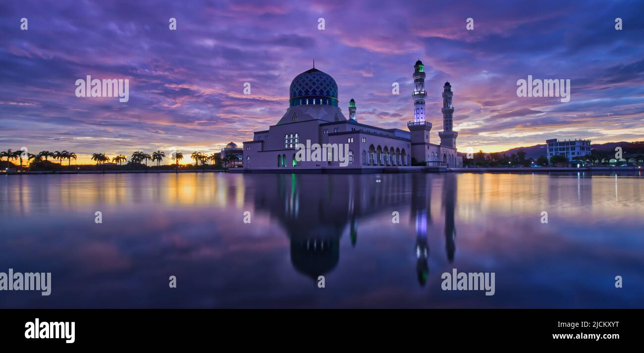 La mosquée de la ville de Kota Kinabalu est la deuxième mosquée principale de Kota Kinabalu après la mosquée d'État à Sembulan. Banque D'Images