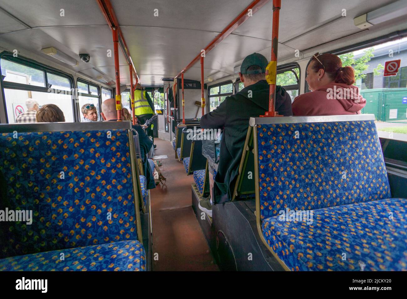 Les gens à bord d'un bus vintage, courant comme le parc et Ride dans une ville ou une ville de la périphérie, pour éviter la congestion du trafic et la pollution de l'air Banque D'Images