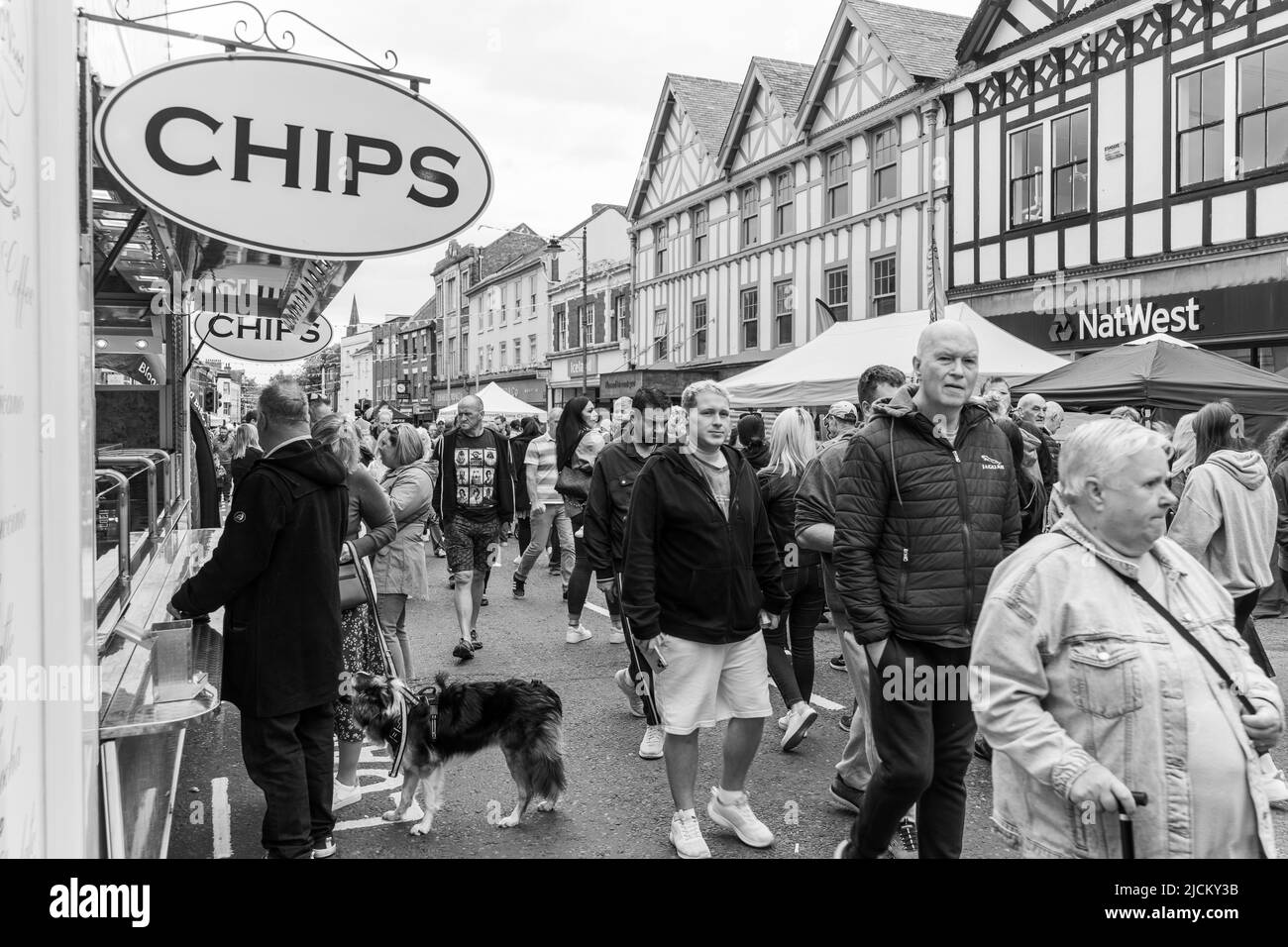 Personnes profitant de Morpeth Fair Day 2022, à Morpeth, Northumberland, Royaume-Uni. Banque D'Images