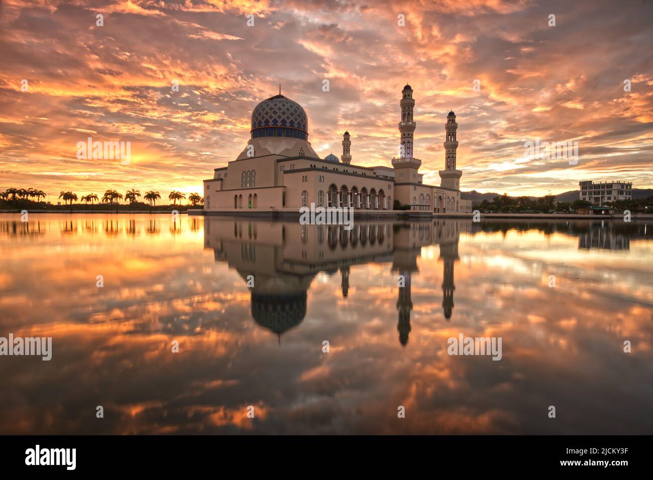 La mosquée de la ville de Kota Kinabalu est la deuxième mosquée principale de Kota Kinabalu après la mosquée d'État à Sembulan. Banque D'Images
