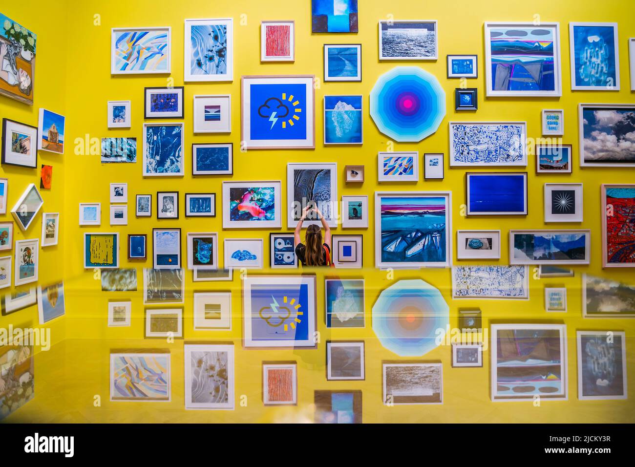 Londres, Royaume-Uni. 14th juin 2022. Travaux dans une salle organisée par Grayson Perry - The Royal Academy (RA) Summer Exhibition 2022 coordonnée par le sculpteur britannique Alison Wilding RA. Il explore le thème du climat. Il comprend environ 1400 œuvres d'artistes émergents et établis. Crédit : Guy Bell/Alay Live News Banque D'Images