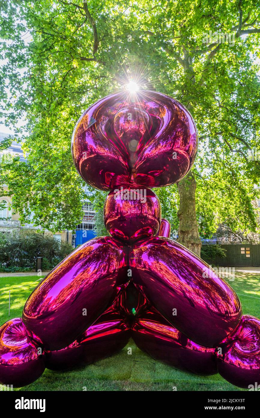 Londres, Royaume-Uni. 14th juin 2022. Monkey de ballon de Jeff Koons (Magenta), est £6-10m, présenté par Victor et Olena Pinchuk pour recueillir des fonds pour l'aide humanitaire pour l'Ukraine organisé par Christie's, Londres, sur la place St James. Crédit : Guy Bell/Alay Live News Banque D'Images