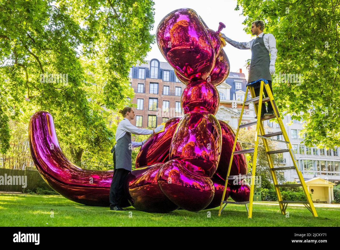 Londres, Royaume-Uni. 14th juin 2022. Monkey de ballon de Jeff Koons (Magenta), est £6-10m, présenté par Victor et Olena Pinchuk pour recueillir des fonds pour l'aide humanitaire pour l'Ukraine organisé par Christie's, Londres, sur la place St James. Crédit : Guy Bell/Alay Live News Banque D'Images