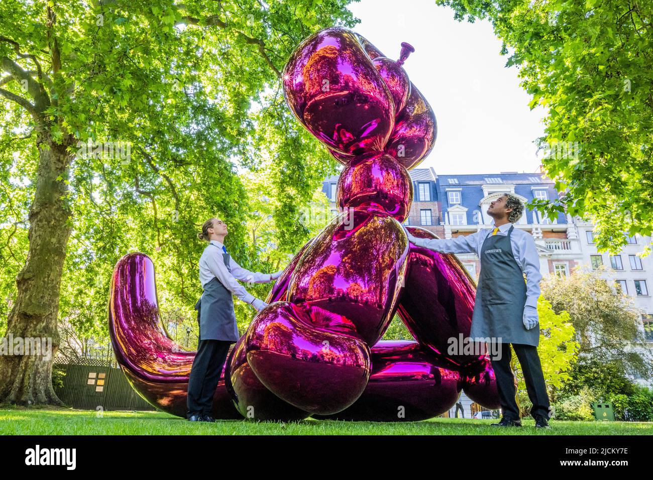 Londres, Royaume-Uni. 14th juin 2022. Monkey de ballon de Jeff Koons (Magenta), est £6-10m, présenté par Victor et Olena Pinchuk pour recueillir des fonds pour l'aide humanitaire pour l'Ukraine organisé par Christie's, Londres, sur la place St James. Crédit : Guy Bell/Alay Live News Banque D'Images