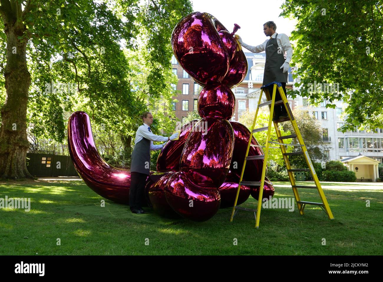 Le 28 juin Jeff Koons sculpture séminale Balloon Monkey ( Magenta ) 2006-13 estimation £6 000 000-£10 000 000 sera présenté à la vente à Christie's par Victor et Olena Pinchuk pour recueillir des fonds essentiels pour l'aide humanitaire pour l'Ukraine. Les procédures seront utilisées pour aider les soldats et les civils gravement blessés par la guerre qui ont besoin d'urgence de prothèses , le traitement médical et la réadaptation pour récupérer autant de qualité de vie que possible. représentant l'innocence et la joie de l'enfance pour les enfants et les adultes .. Banque D'Images