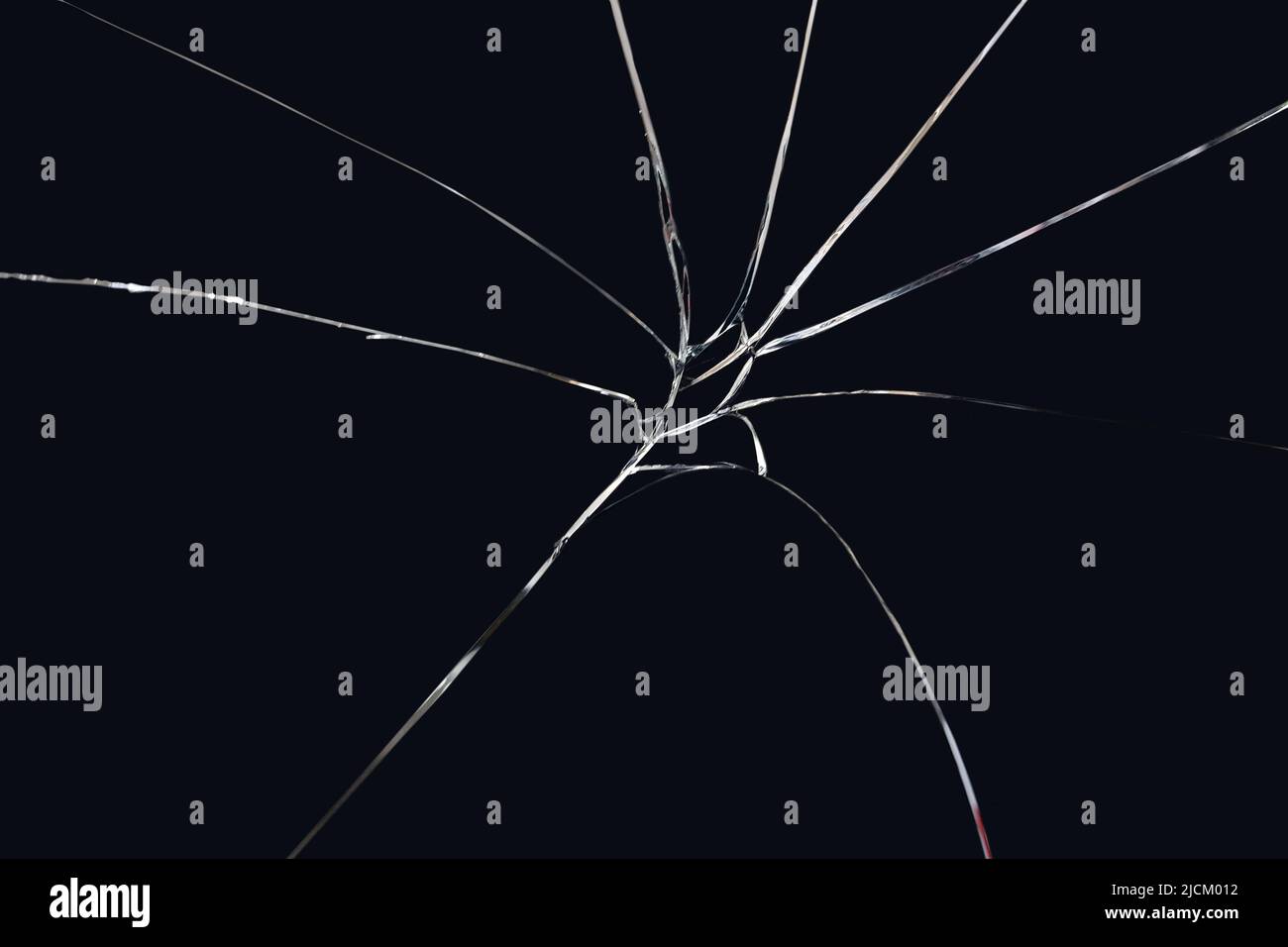 Texture verre brisé avec fissures sur fond noir. Écran abstrait fissuré Banque D'Images
