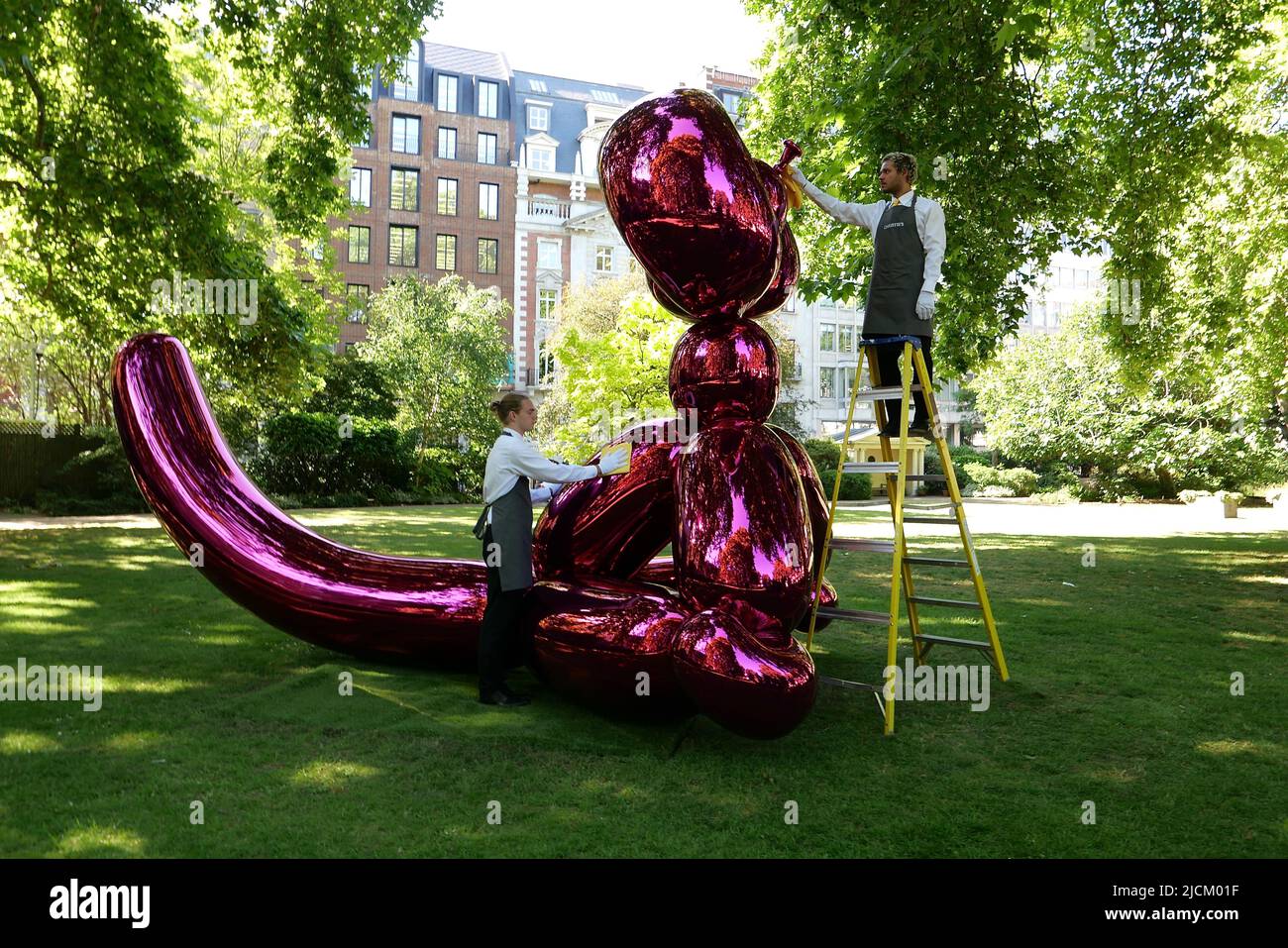 Le 28 juin Jeff Koons sculpture séminale Balloon Monkey ( Magenta ) 2006-13 estimation £6 000 000-£10 000 000 sera présenté à la vente à Christie's par Victor et Olena Pinchuk pour recueillir des fonds essentiels pour l'aide humanitaire pour l'Ukraine. Les procédures seront utilisées pour aider les soldats et les civils gravement blessés par la guerre qui ont besoin d'urgence de prothèses , le traitement médical et la réadaptation pour récupérer autant de qualité de vie que possible. représentant l'innocence et la joie de l'enfance pour les enfants et les adultes .. Banque D'Images