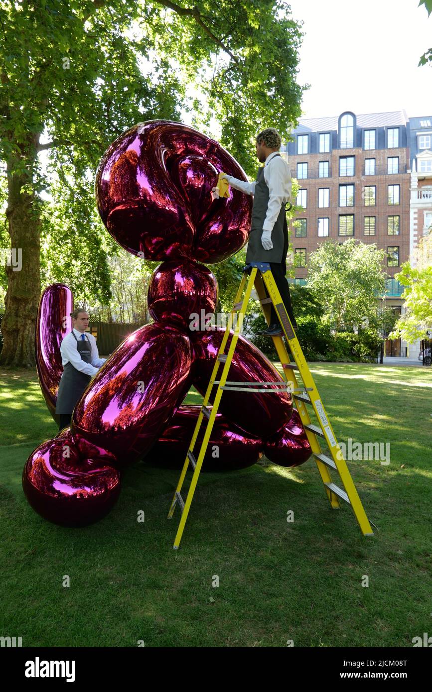 Le 28 juin Jeff Koons sculpture séminale Balloon Monkey ( Magenta ) 2006-13 estimation £6 000 000-£10 000 000 sera présenté à la vente à Christie's par Victor et Olena Pinchuk pour recueillir des fonds essentiels pour l'aide humanitaire pour l'Ukraine. Les procédures seront utilisées pour aider les soldats et les civils gravement blessés par la guerre qui ont besoin d'urgence de prothèses , le traitement médical et la réadaptation pour récupérer autant de qualité de vie que possible. représentant l'innocence et la joie de l'enfance pour les enfants et les adultes .. Banque D'Images