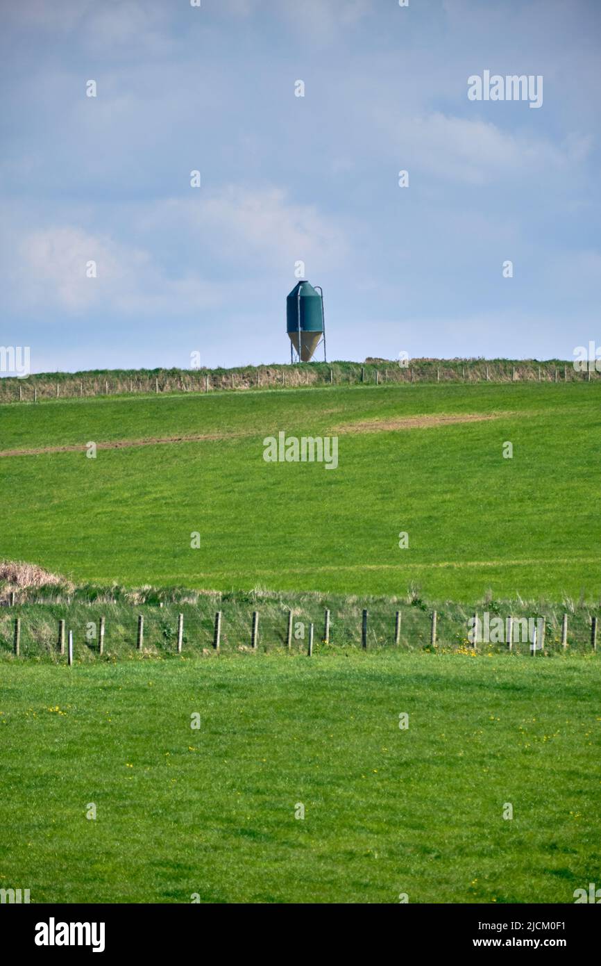 Un silo isolé sur la ligne d'horizon au-dessus de la péninsule de Llyn près de la péninsule de Porth Dinllaen prise du Wales Coast Path. Banque D'Images