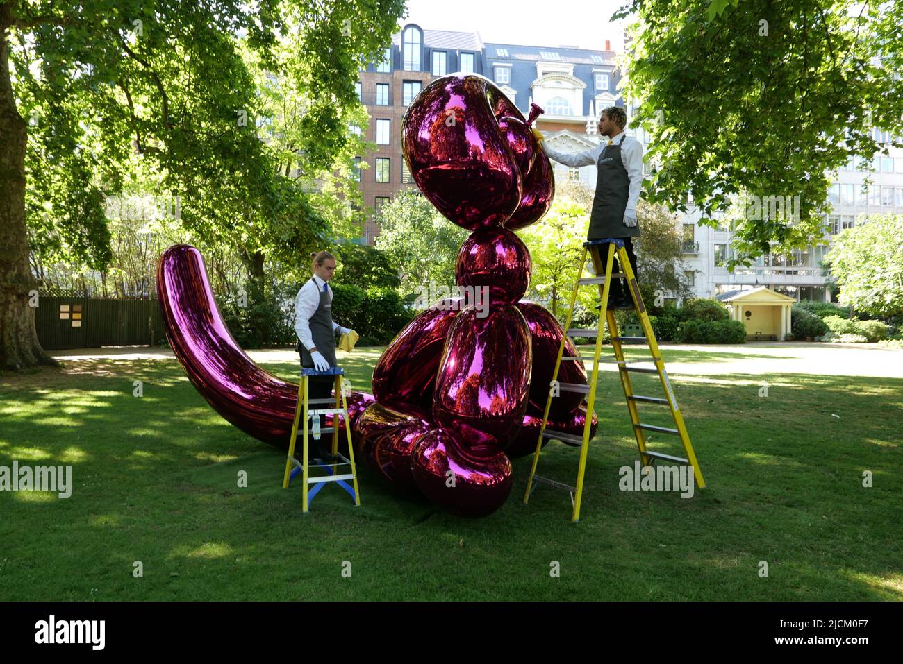 Le 28 juin Jeff Koons sculpture séminale Balloon Monkey ( Magenta ) 2006-13 estimation £6 000 000-£10 000 000 sera présenté à la vente à Christie's par Victor et Olena Pinchuk pour recueillir des fonds essentiels pour l'aide humanitaire pour l'Ukraine. Les procédures seront utilisées pour aider les soldats et les civils gravement blessés par la guerre qui ont besoin d'urgence de prothèses , le traitement médical et la réadaptation pour récupérer autant de qualité de vie que possible. représentant l'innocence et la joie de l'enfance pour les enfants et les adultes .. Banque D'Images