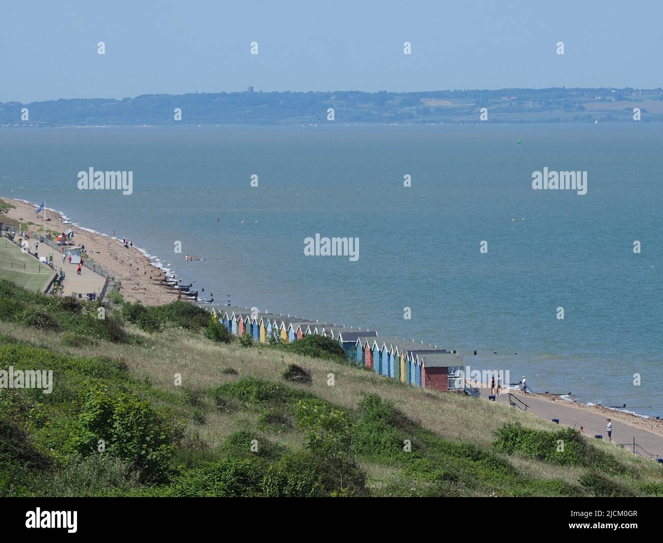 Minster on Sea, Kent, Royaume-Uni. 14th juin 2022. Minster on Sea dans le Kent a été classé 3rd meilleure ville côtière à relocaliser par des experts à Money.co.uk / pays vivant au Royaume-Uni. La ville voisine de Sheerness est classée 1st dans l'ensemble. Photo : vues sur Minster Leas et Shepey Cliffs. Crédit : James Bell/Alay Live News Banque D'Images