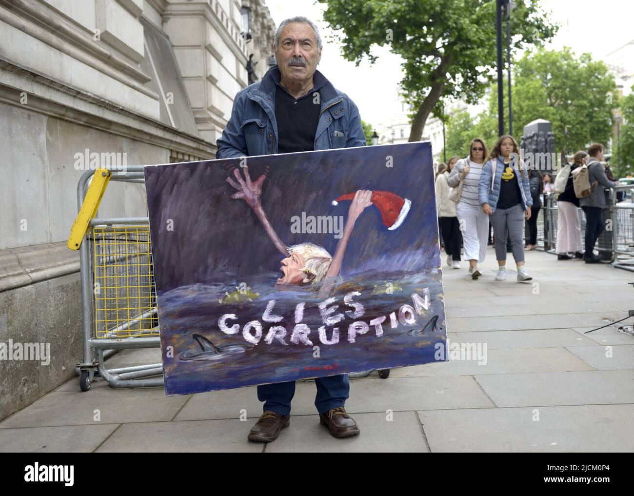Londres, Angleterre, Royaume-Uni. Kaya Mar (artiste) avec une peinture mettant en vedette Boris Johnson, devant Downing Street, 6th juin 2022 Banque D'Images