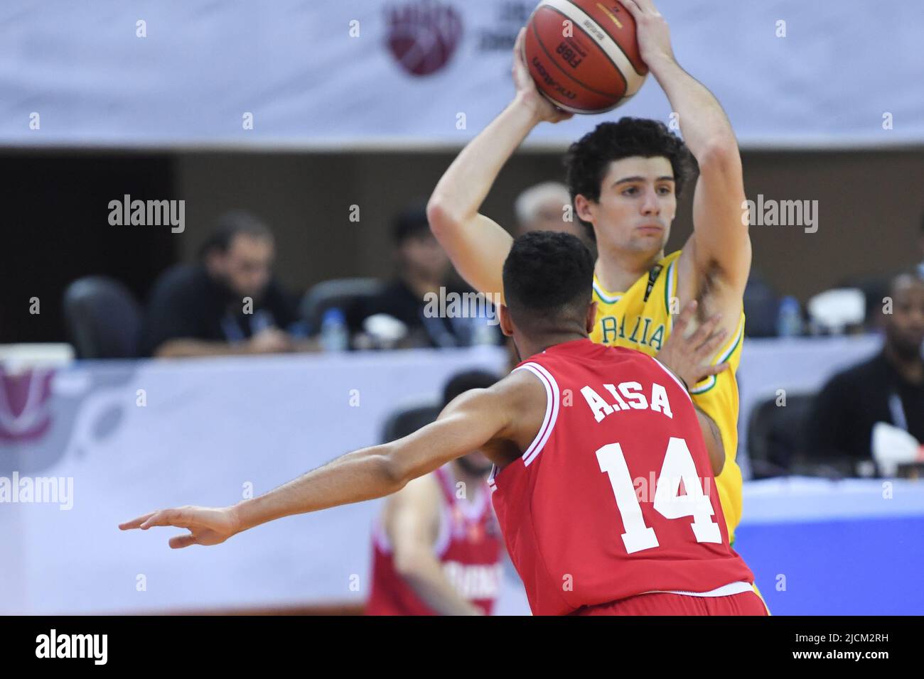 Doha, Qatar. 14th juin 2022. Tristan Devers (R) l'équipe de basket-ball d'Australie et Abdulla Alzowayed (L) de l'équipe de basket-ball de Bahreïn en action lors du match du championnat asiatique U16 de la FIBA 2022 entre l'Australie et Bahreïn au Hall sportif polyvalent Al-Gharafa. Score final; Australie 88:41 Bahreïn. (Photo par Luis Veniegra/SOPA Images/Sipa USA) crédit: SIPA USA/Alay Live News Banque D'Images