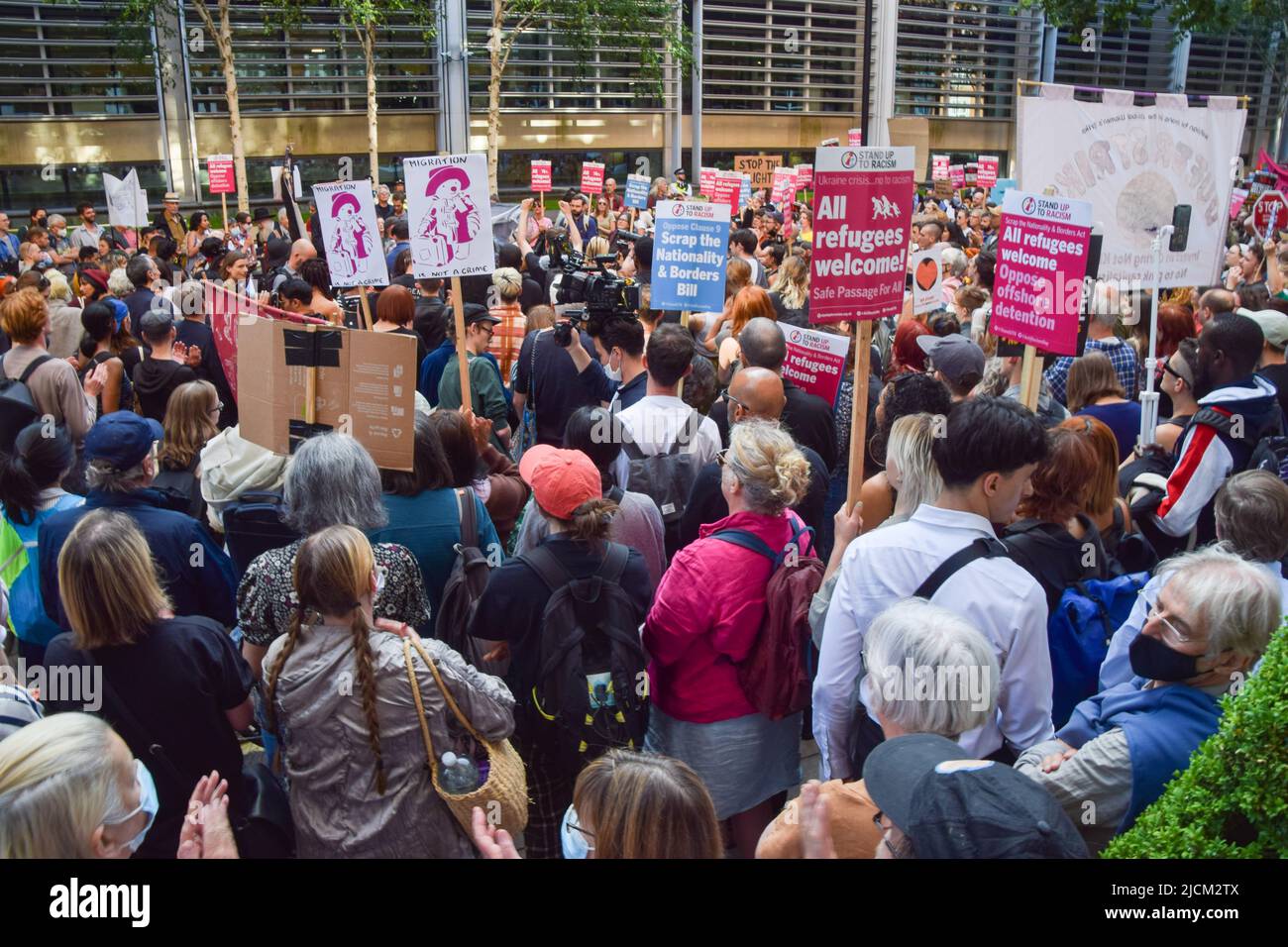 Londres, Royaume-Uni. 13th juin 2022. Des foules énormes se sont rassemblées devant le Home Office pour protester contre l'envoi de réfugiés au Rwanda. Banque D'Images