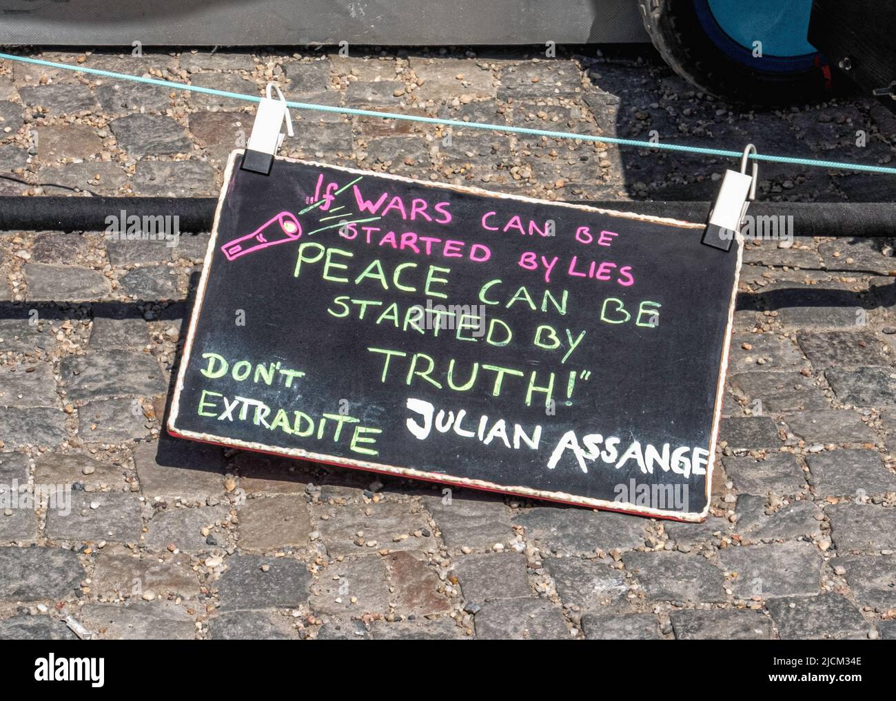 Démonstration gratuite de Julian Assange & Stop Wars à Unter den Linden, Mitte, Berlin Banque D'Images