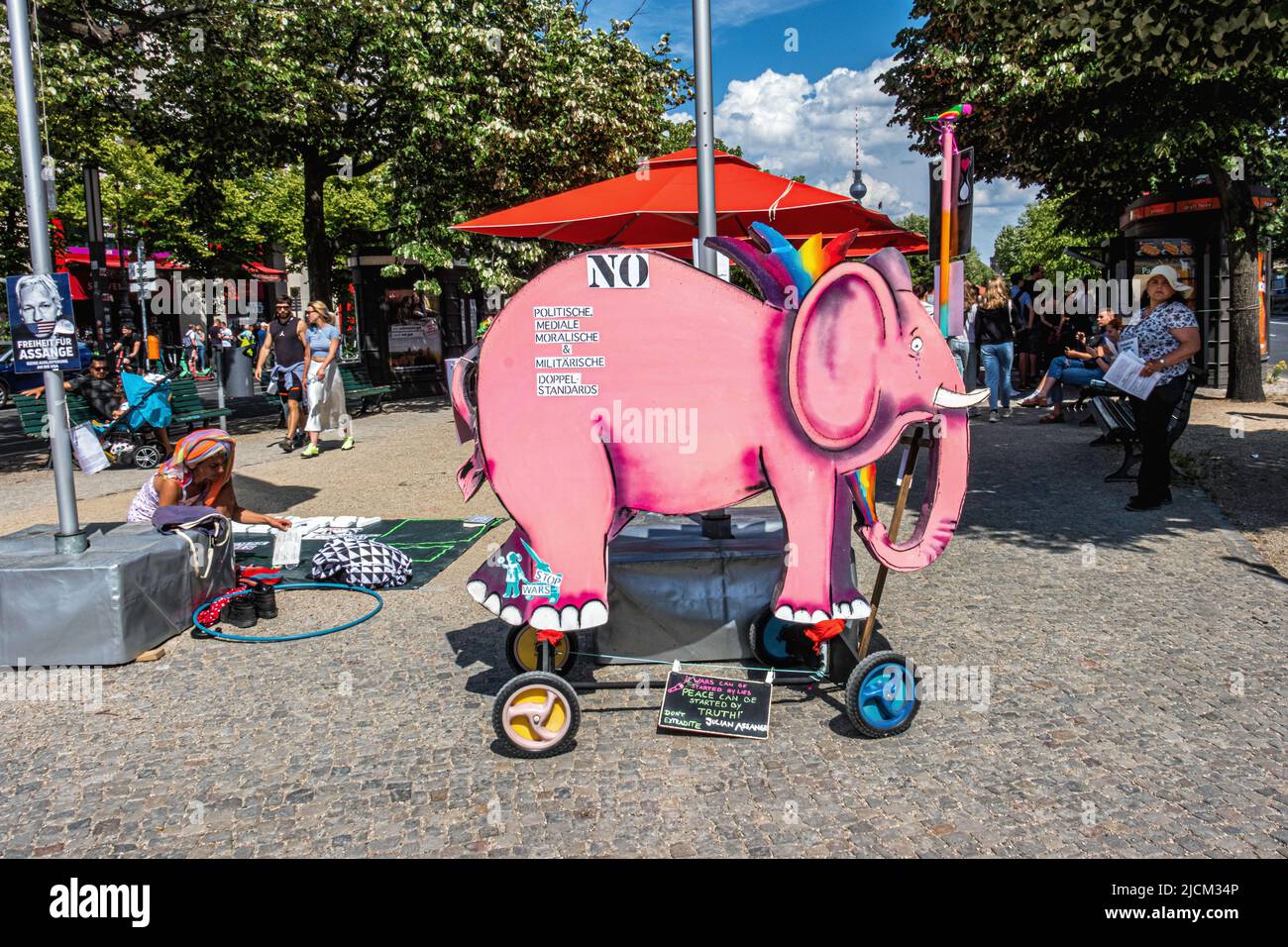 Démonstration gratuite de Julian Assange & Stop Wars avec éléphant rose à Unter den Linden, Mitte, Berlin Banque D'Images