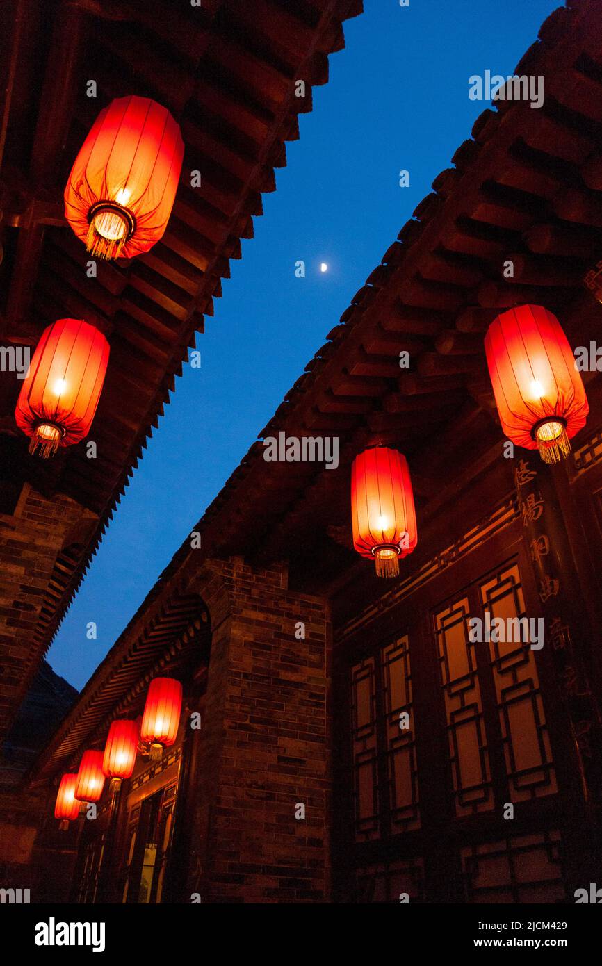 Extérieur la nuit vue sur les jardins à la Grande Cour de Gao / Gao Family Mansion; traditionnelle ancienne maison folklorique de style à No144 de BEI Yuan hommes. Ancienne résidence de villa de Gao Yue Song, située au n° 144 de BEI Yuan Men, à Xi'an. PRC. Chine. (125) Banque D'Images
