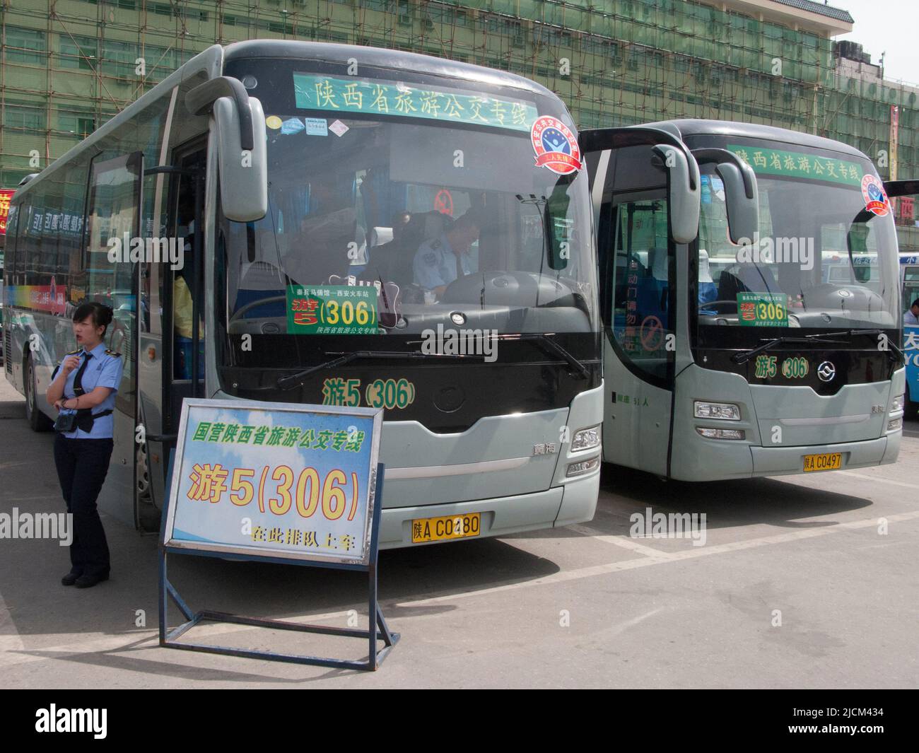 Bus numéro 306 / bus / autocar / autocars attendant que les passagers embarquent avant de commencer le voyage de la gare routière s'arrêter dans la ville de Xi'an, PRC, Chine. (125) Banque D'Images