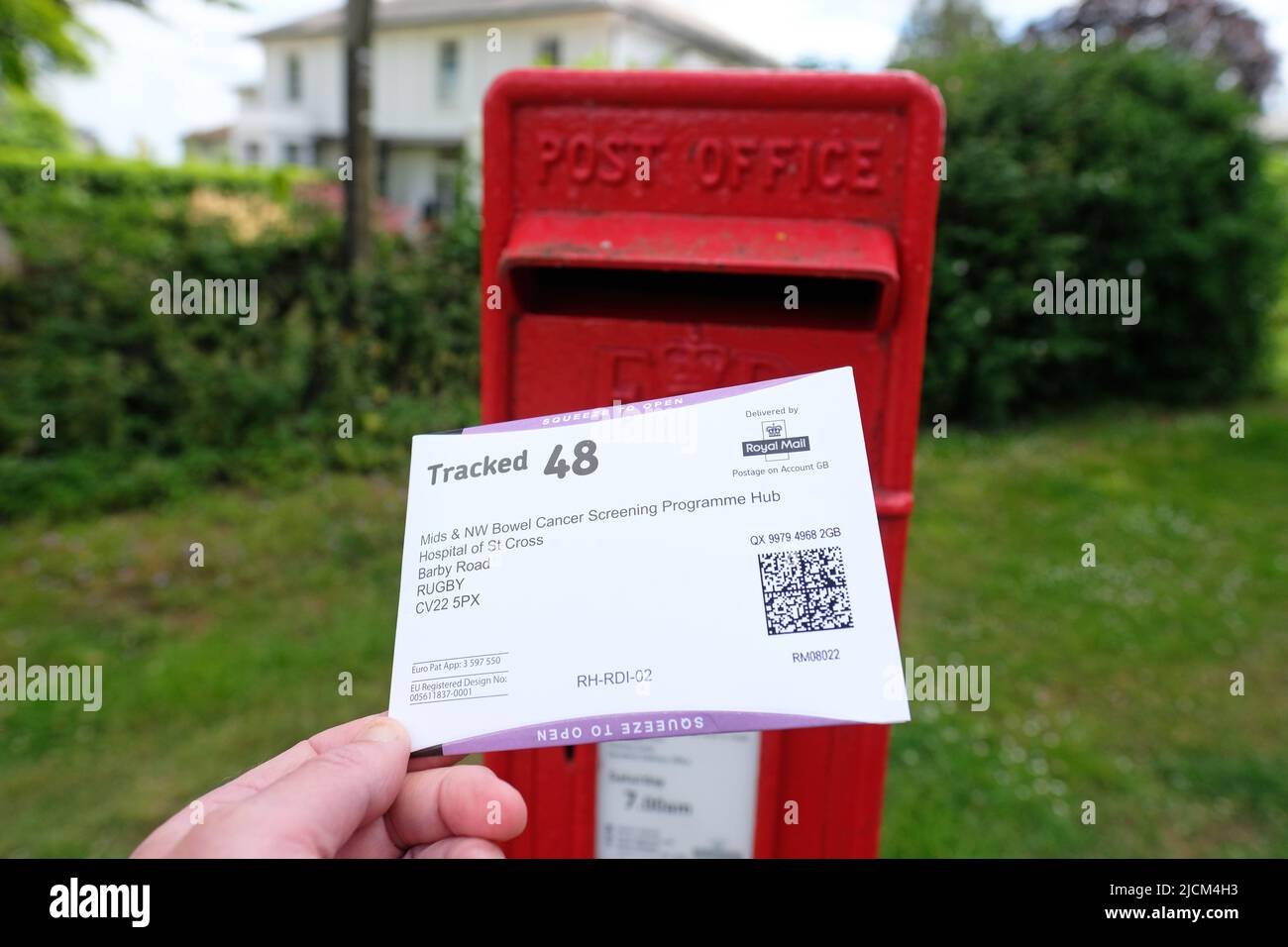 Kit de dépistage à domicile du programme de dépistage du cancer de l'intestin au Royaume-Uni envoyé à des personnes âgées de plus de 60 ans en laboratoire - pris en juin 2022 Banque D'Images