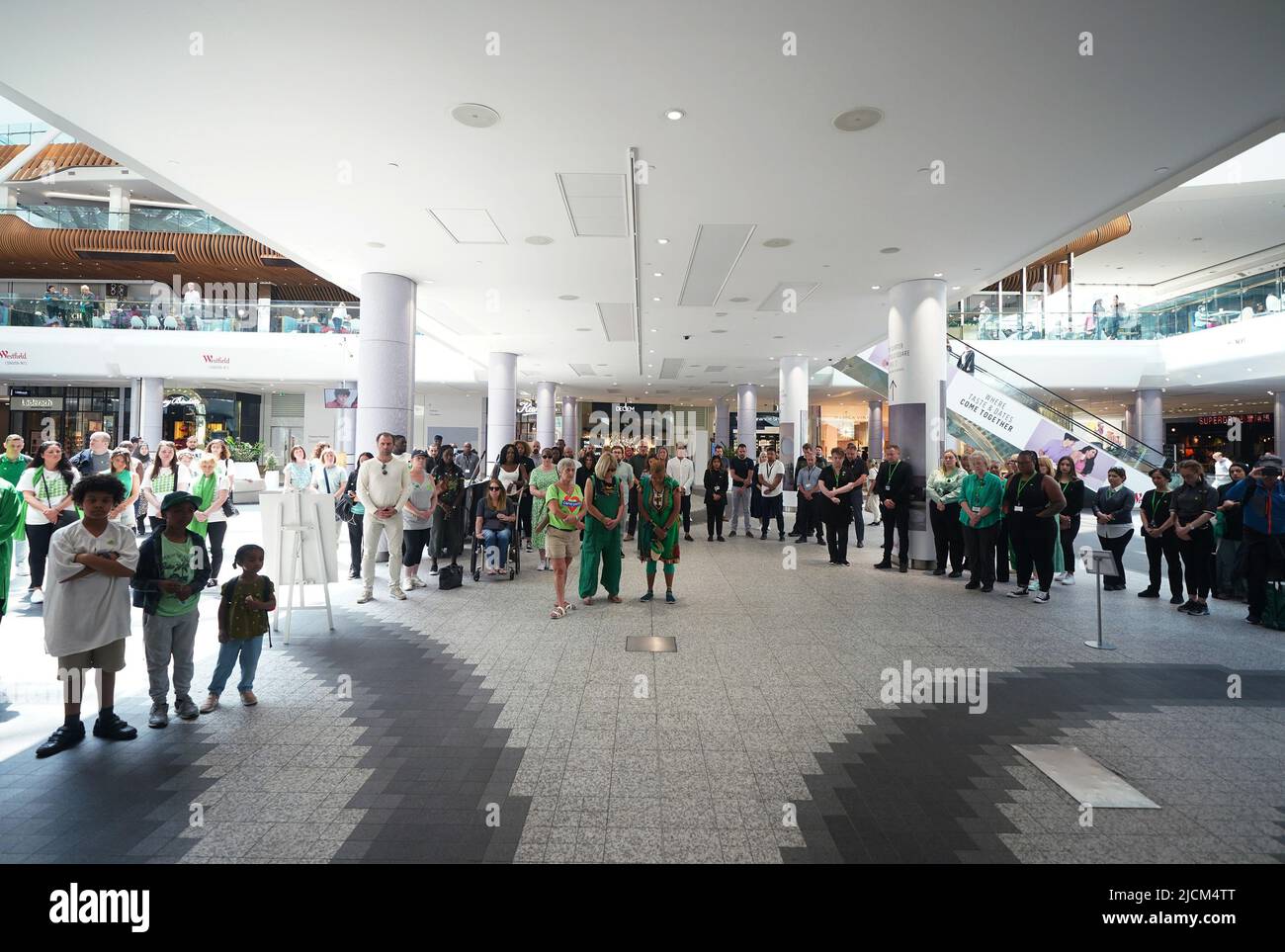 Les gens observent un silence de 72 secondes au mur commémoratif Grenfell dans le centre commercial de Westfield à Londres, en souvenir de ceux qui sont morts dans l'incendie de la tour Grenfell sur 14 juin 2018. Date de la photo: Mardi 14 juin 2022. Banque D'Images