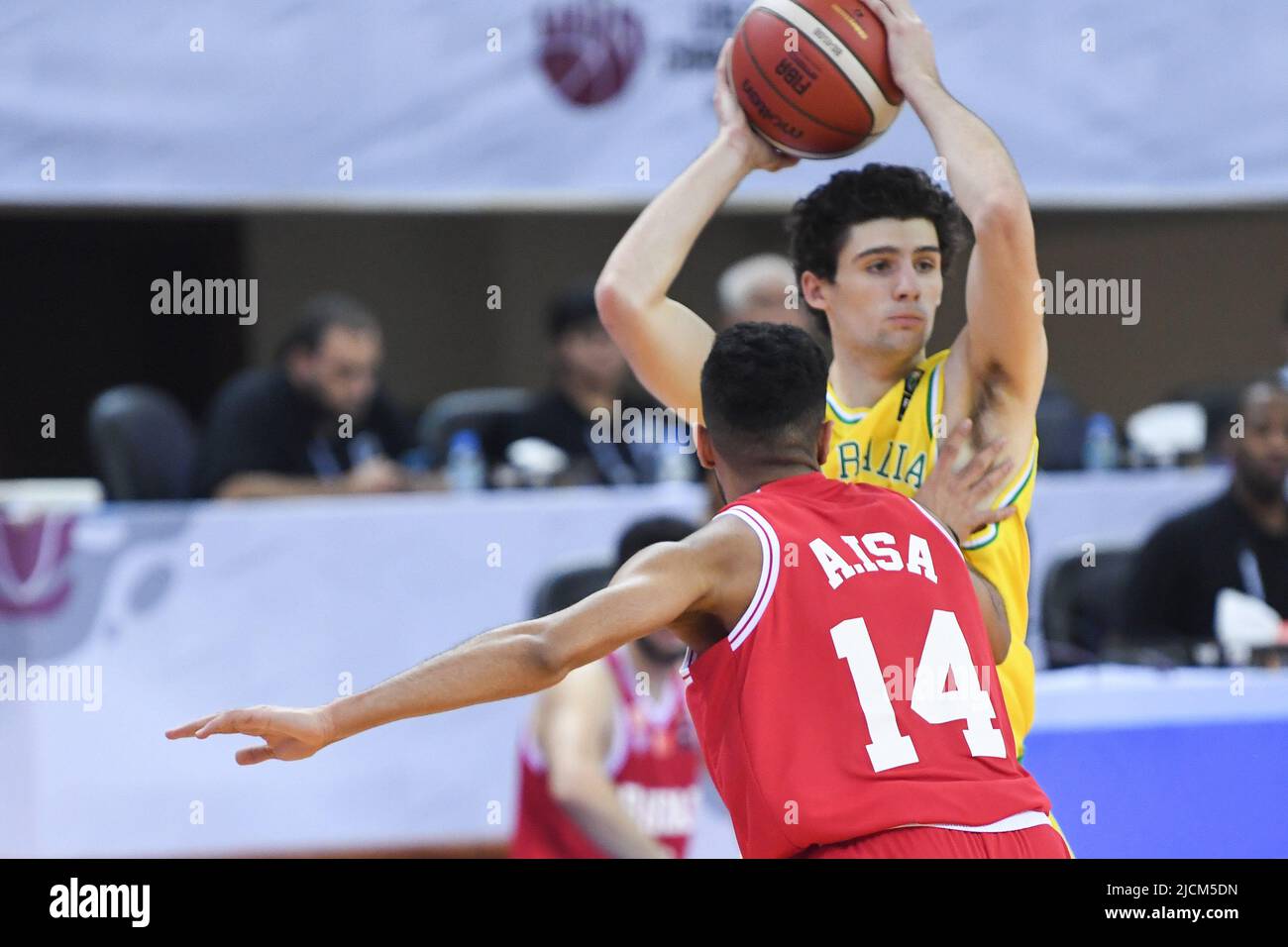 Doha, Qatar. 14th juin 2022. Tristan Devers (R) équipe de basket-ball d'Australie et Abdulla Alzowayed (No 14) de l'équipe de basket-ball de Bahreïn en action lors du match de championnat asiatique U16 de la FIBA 2022 entre l'Australie et Bahreïn au Hall polyvalent Al-Gharafa Sports. Score final; Australie 88:41 Bahreïn. (Photo par Luis Veniegra/SOPA Images/Sipa USA) crédit: SIPA USA/Alay Live News Banque D'Images