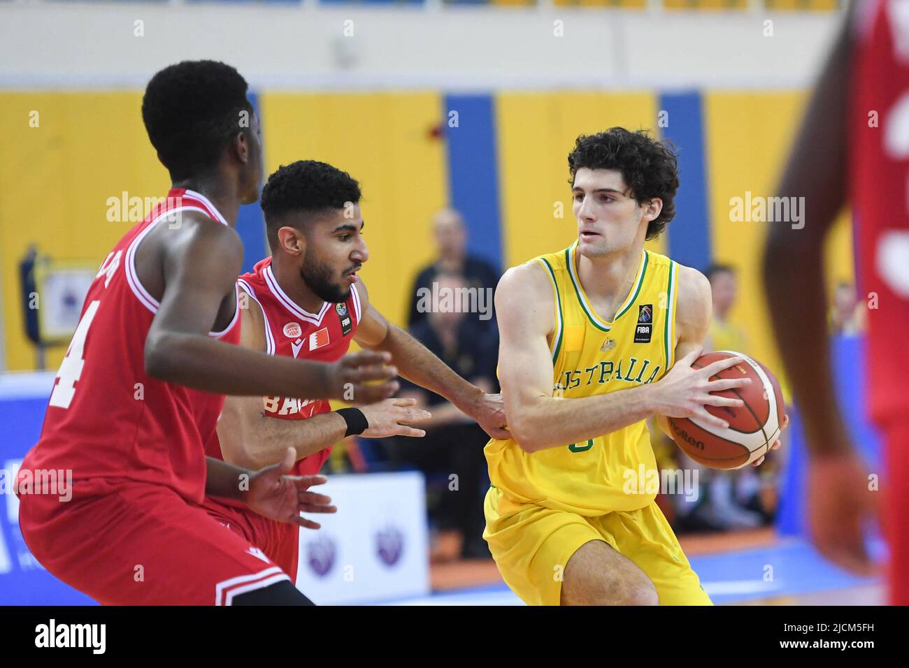 Doha, Qatar. 14th juin 2022. Tristan Devers (R) de l'équipe australienne de basket-ball en action lors du match de championnat asiatique 2022 FIBA U16 entre l'Australie et Bahreïn au Hall polyvalent Al-Gharafa Sports. Score final; Australie 88:41 Bahreïn. (Photo par Luis Veniegra/SOPA Images/Sipa USA) crédit: SIPA USA/Alay Live News Banque D'Images