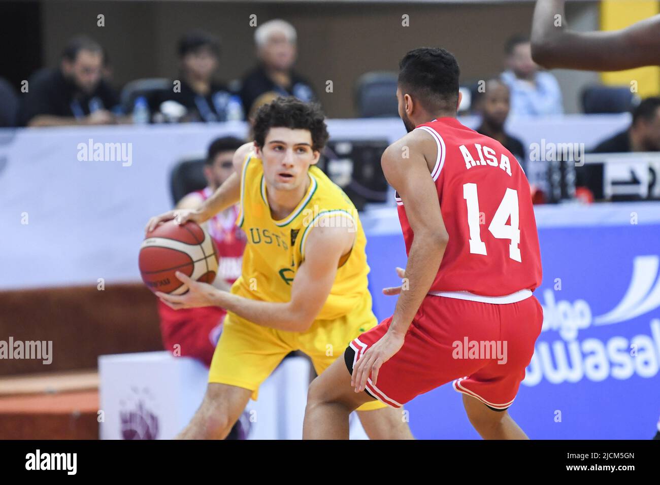 Doha, Qatar. 14th juin 2022. Tristan Devers (L) l'équipe de basket-ball d'Australie et Abdulla Alzowayed (R) de l'équipe de basket-ball de Bahreïn en action lors du match du championnat asiatique U16 de la FIBA 2022 entre l'Australie et Bahreïn au Hall sportif polyvalent Al-Gharafa. Score final; Australie 88:41 Bahreïn. (Photo par Luis Veniegra/SOPA Images/Sipa USA) crédit: SIPA USA/Alay Live News Banque D'Images