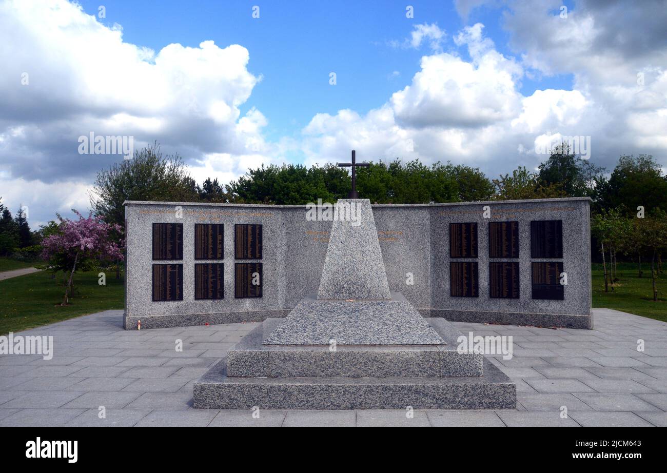 Réplique en granit du Camp Bastion Memorial Wall en Afghanistan à l'Arboretum National Memorial, Airewas près de Lichfield, Staffordshire, Angleterre, Royaume-Uni. Banque D'Images