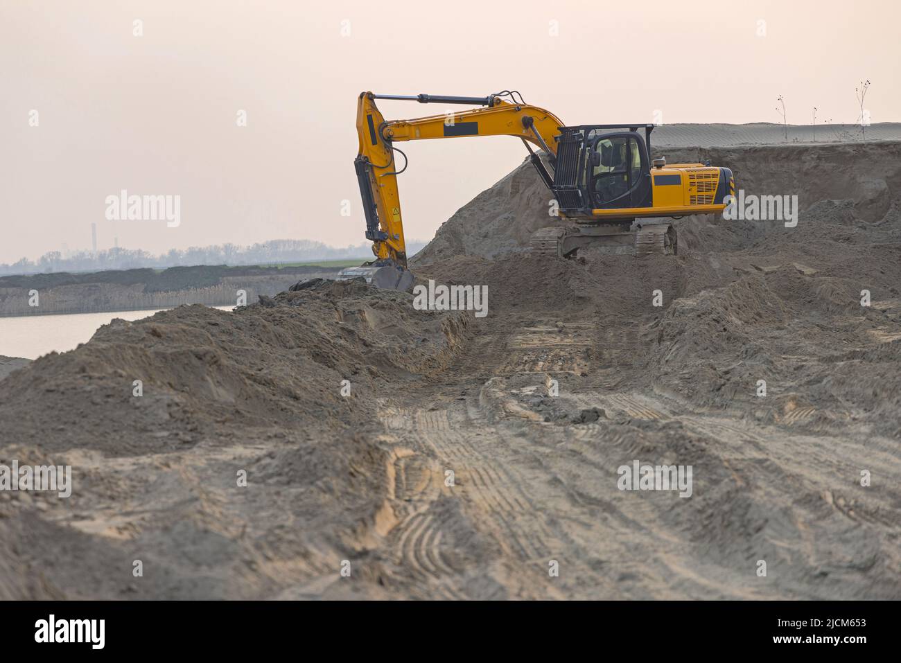 Digger à Big Operation Riverbed Sand Mining Lake Banque D'Images