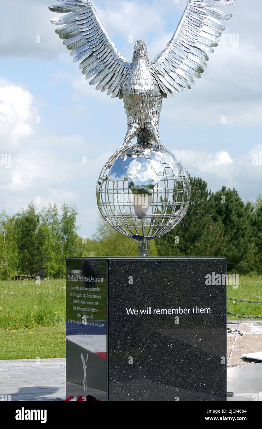 Metal Silver Eagle & Globe on Granite Plinth in Remembrance Garden en l'honneur des Royal Air Forces, Association National Memorial Arboretum, Royaume-Uni. Banque D'Images