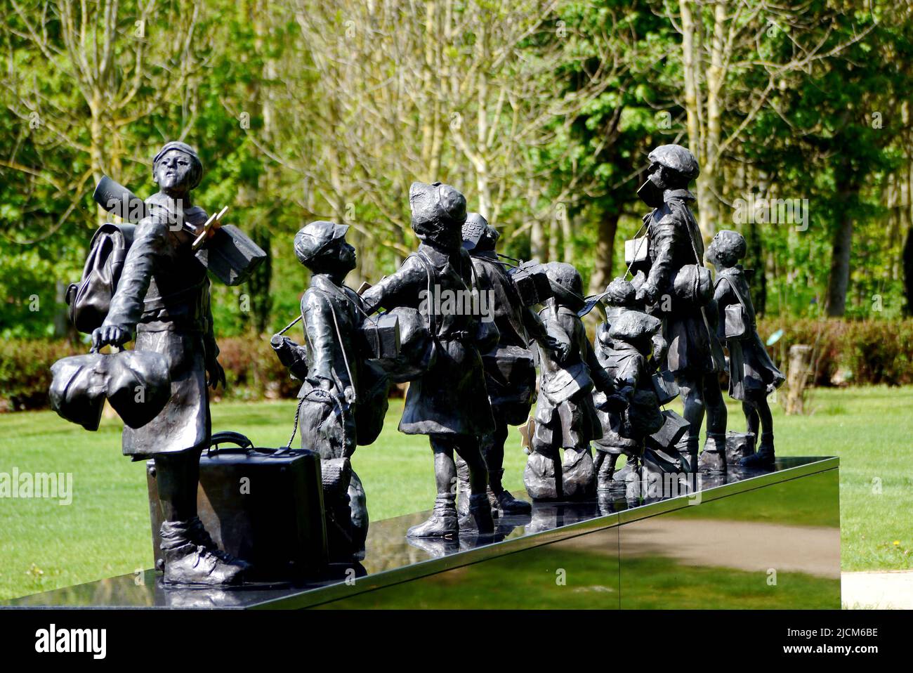 Statues de bronze des enfants évacués tenant le mémorial des mains à l'Arboretum du Mémorial national, Airewas près de Lichfield, Staffordshire, Angleterre, Royaume-Uni. Banque D'Images