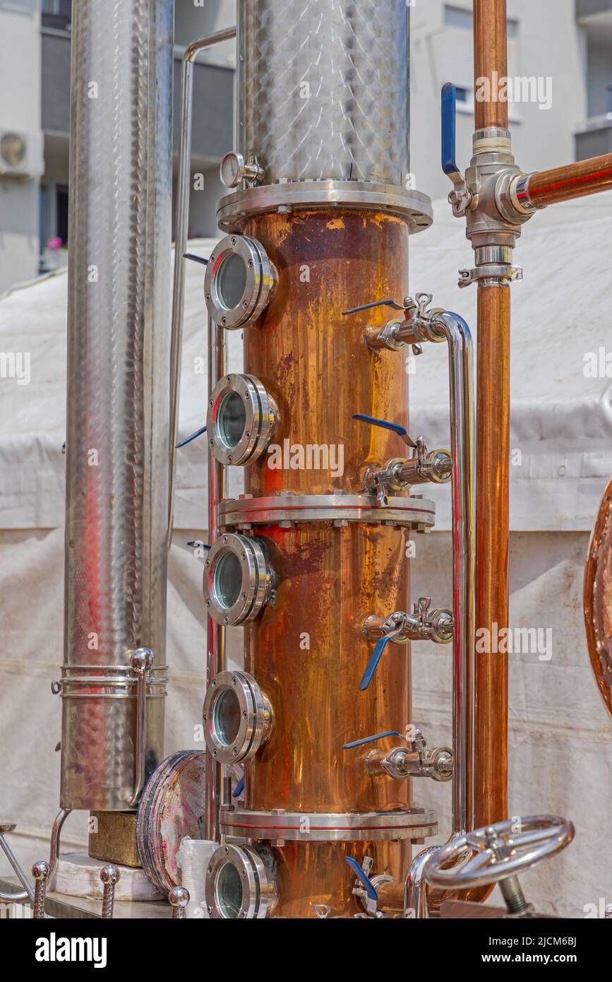 distillation-column-banque-de-photographies-et-d-images-haute