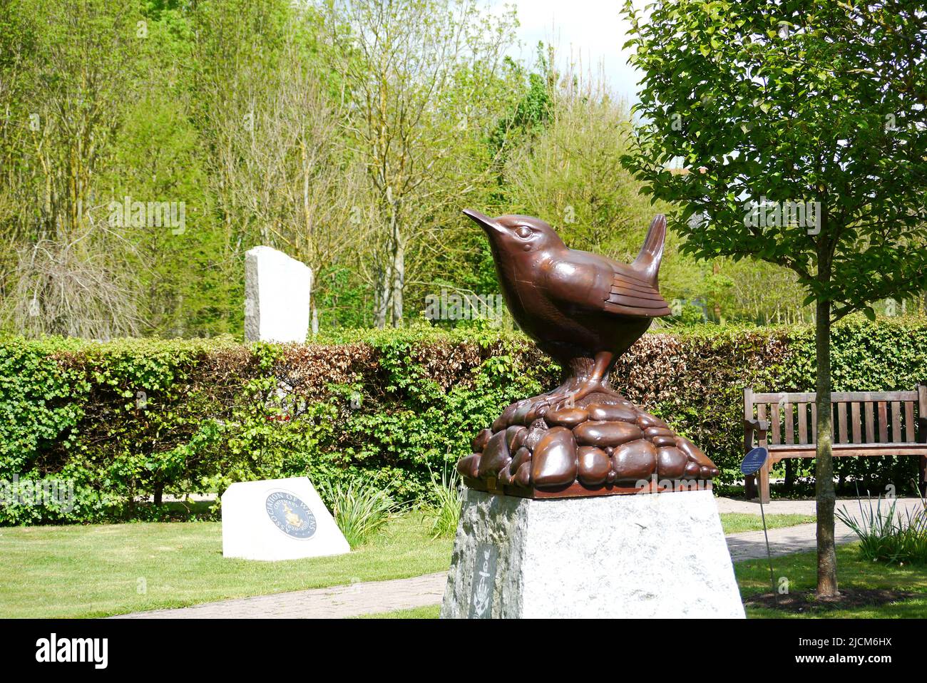 Grande sculpture d'oiseaux en bois sur le Mémorial d'Aguila au Service naval royal des femmes à l'Arboretum du Mémorial national, Staffordshire, Angleterre, Royaume-Uni. Banque D'Images