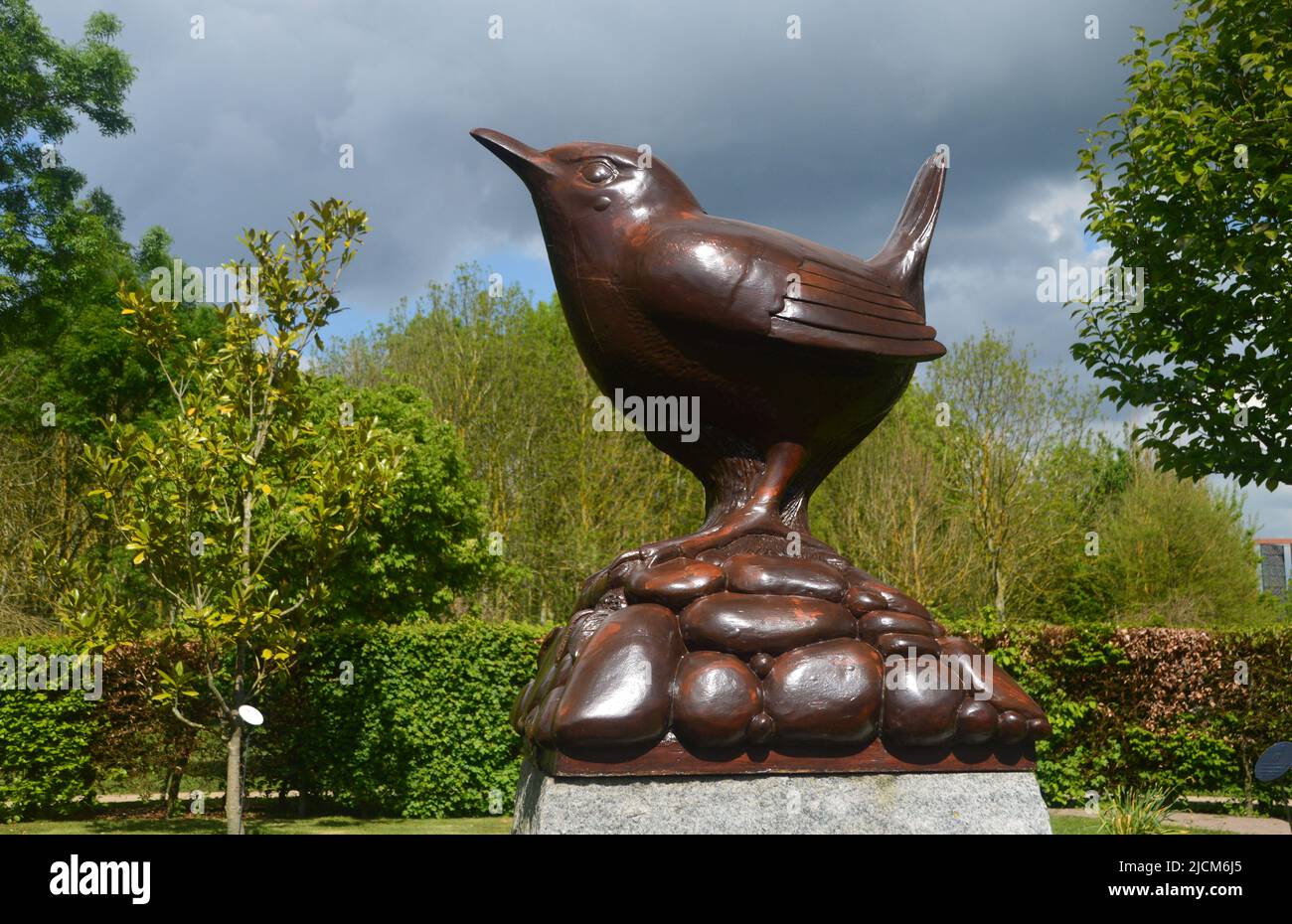 Grande sculpture d'oiseaux en bois sur le Mémorial d'Aguila au Service naval royal des femmes à l'Arboretum du Mémorial national, Staffordshire, Angleterre, Royaume-Uni. Banque D'Images