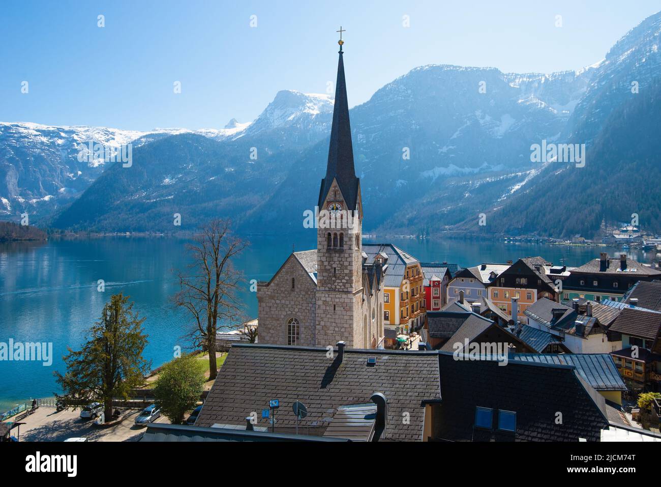 Village de Hallstatt sur le lac de Hallstatter dans les Alpes autrichiennes. Banque D'Images