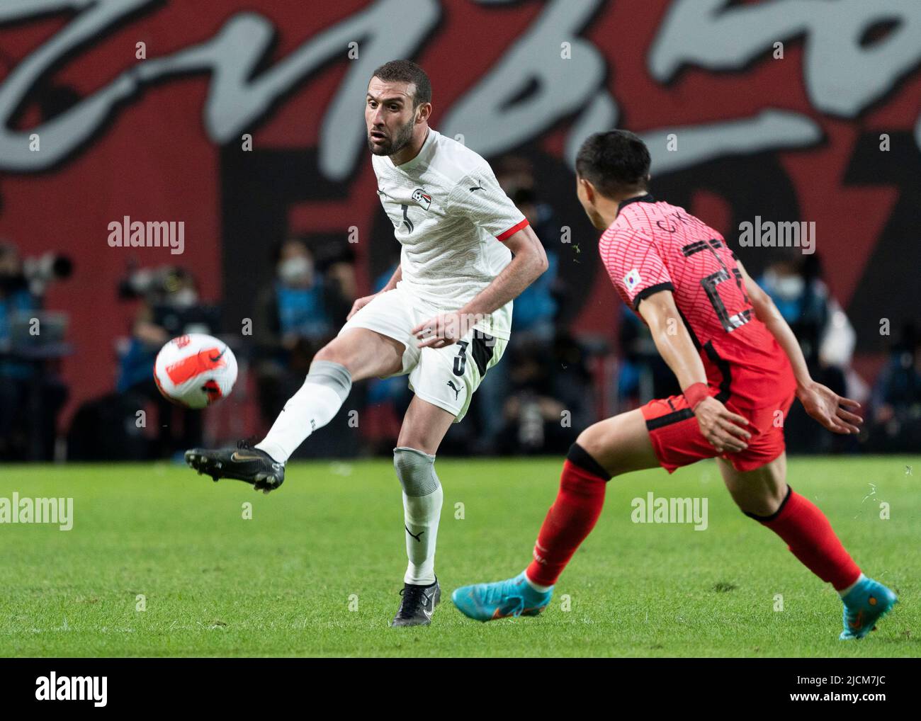 Séoul, Corée du Sud. 14th juin 2022. Omar Kamal (L) d'Egypte traverse un match ami entre la Corée du Sud et l'Egypte à Séoul, Corée du Sud, 14 juin 2022. Credit: James Lee/Xinhua/Alay Live News Banque D'Images