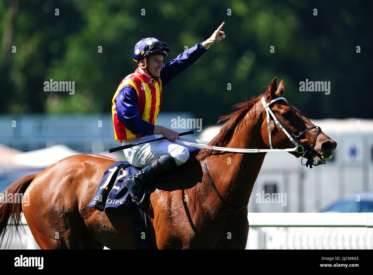 James McDonald célèbre la victoire des enjeux du King's Stand sur la bande nature lors du premier jour de Royal Ascot à l'hippodrome d'Ascot. Date de la photo: Mardi 14 juin 2022. Banque D'Images