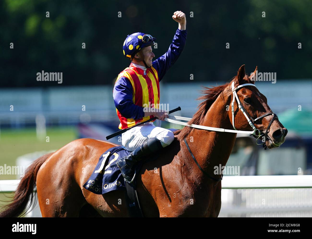 James McDonald célèbre la victoire des enjeux du King's Stand sur la bande nature lors du premier jour de Royal Ascot à l'hippodrome d'Ascot. Date de la photo: Mardi 14 juin 2022. Banque D'Images