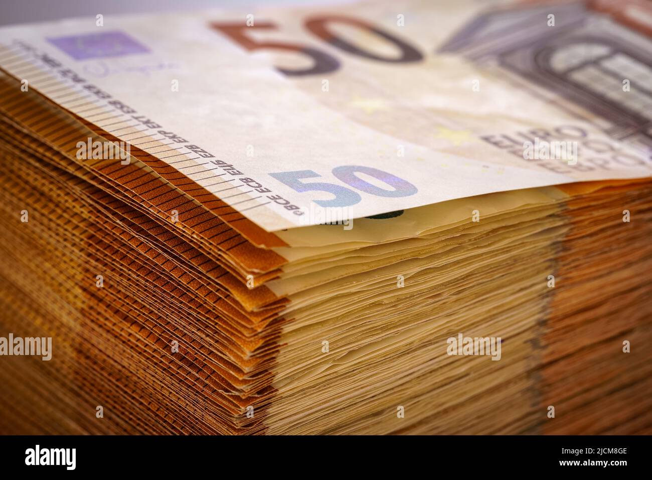 Grande pile de 50 billets en euros, monnaie de l'Union européenne, sur fond blanc, macrophotographie. Banque D'Images