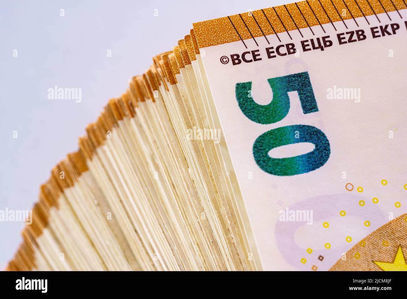 Grande pile de 50 billets en euros, monnaie de l'Union européenne, sur fond blanc, macrophotographie. Banque D'Images