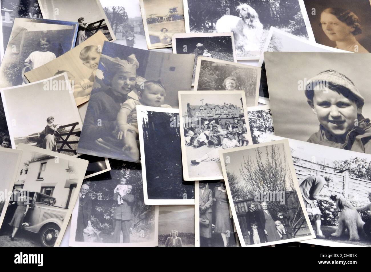 Une collection de photos ou d'imprimés photographiques anciens et anciens en noir et blanc. Thème rétro. Banque D'Images