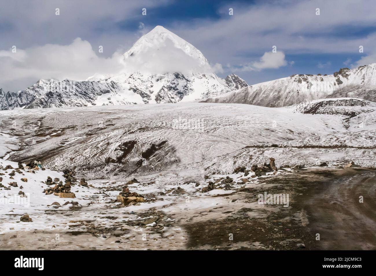 Une vue majestueuse sur le mont Nyenchen Tanglha, le sommet principal de Nyenchen Tanglha, est de 7 117 mètres de haut, vu de la 2nd plus haute route du monde. Banque D'Images