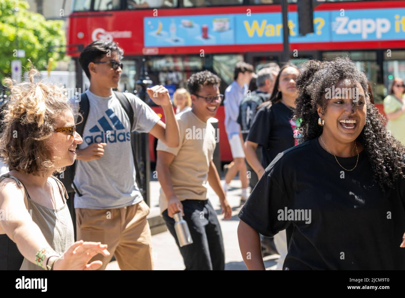 Londres, Royaume-Uni. , . Une danse flash impromptu en tant que busseur joue sa guitare sur Parliament Street, Londres, Royaume-Uni, crédit: Ian Davidson/Alay Live News Banque D'Images
