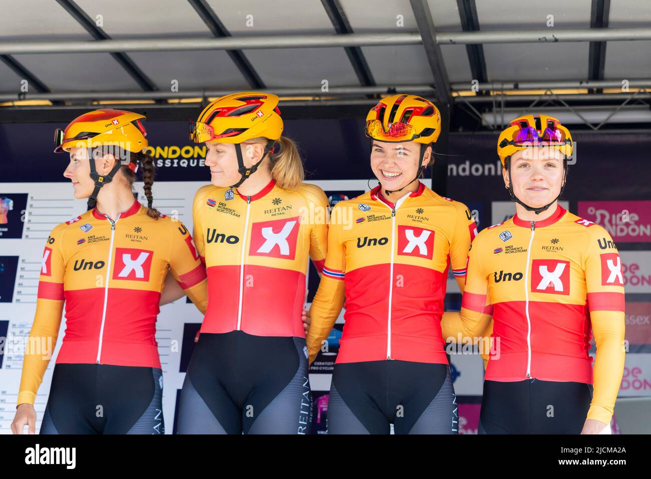 Rebecca Koerner, Mie Bjorndal Ottestad, Anniina Ahtosalo, Susanne Andersen cyclistes de l'équipe Uno X Pro Cycling Team au London RideClassique 2022 Banque D'Images