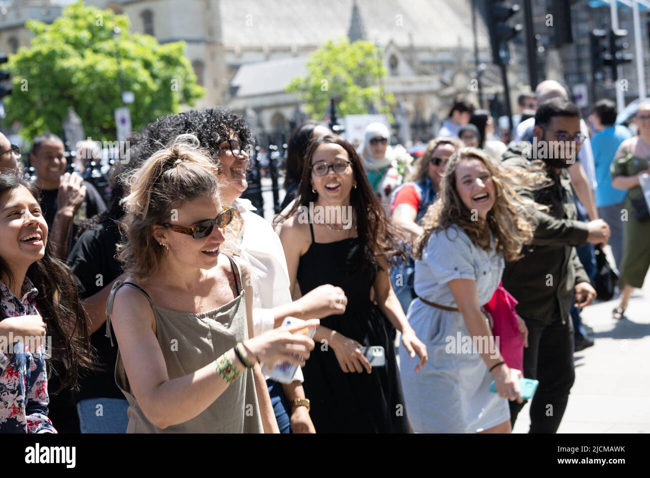 Londres, Royaume-Uni. , . Une danse flash impromptu en tant que busseur joue sa guitare sur Parliament Street, Londres, Royaume-Uni, crédit: Ian Davidson/Alay Live News Banque D'Images