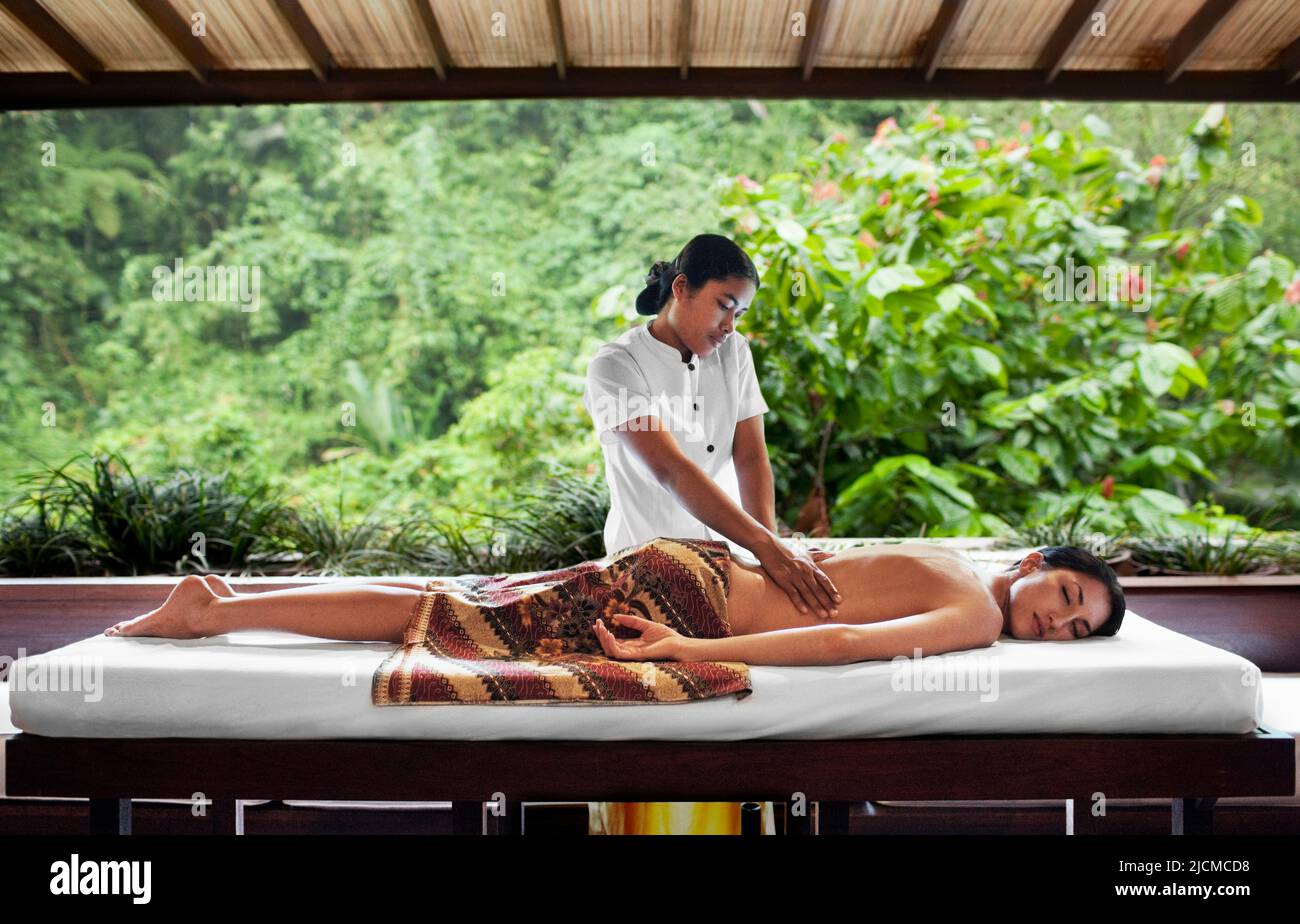 Une jeune femme reçoit un massage au spa Ayung, dans les jardins suspendus d'Ubud, à Bali, en Indonésie. Banque D'Images