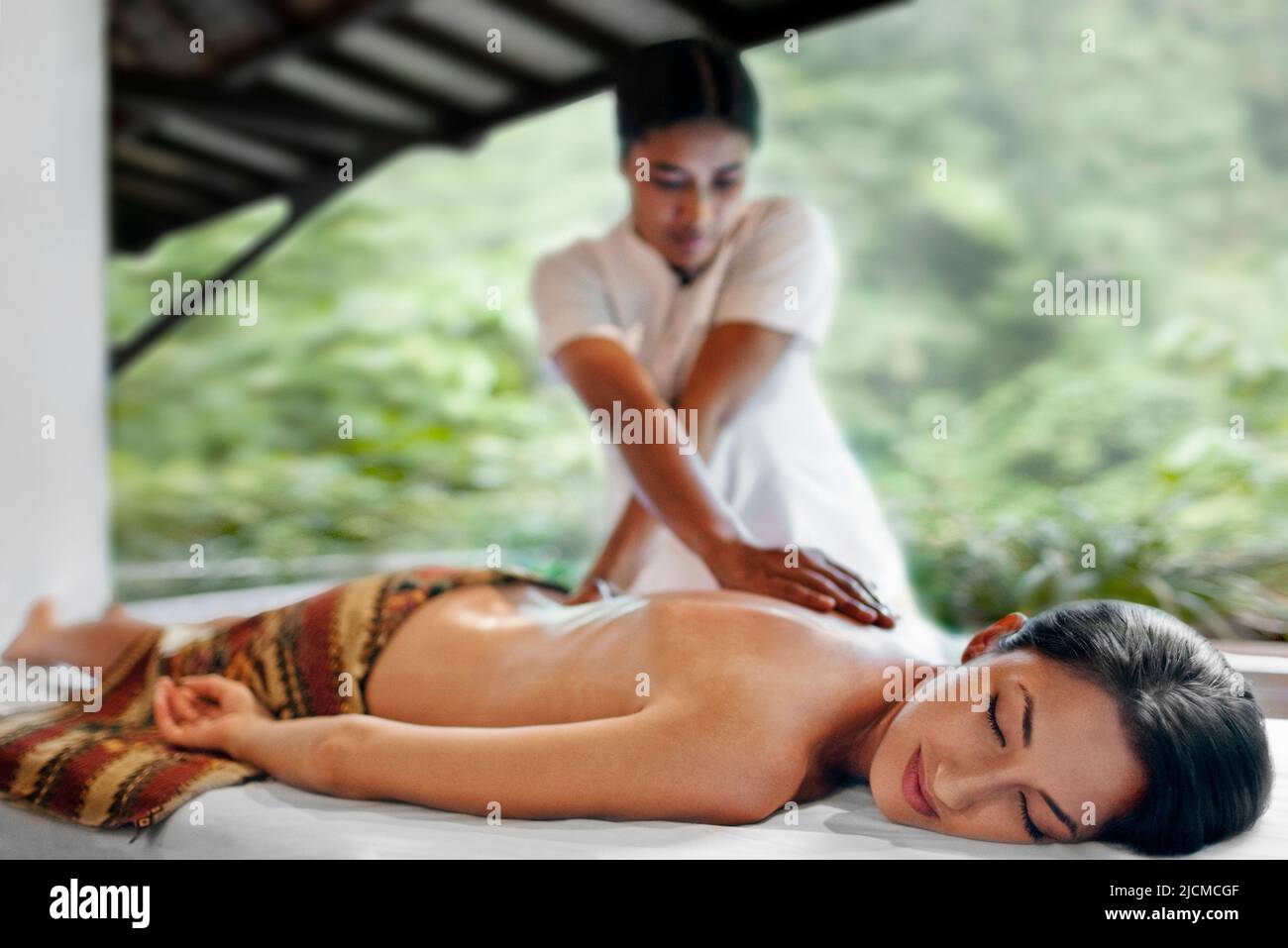 Une jeune femme reçoit un massage au spa Ayung, dans les jardins suspendus d'Ubud, à Bali, en Indonésie. Banque D'Images